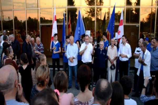 მერაბ ქვარაიამ და თამაზ ფაცაციამ ამომრჩევლებს სამოქმედო პროგრამა გააცნეს.