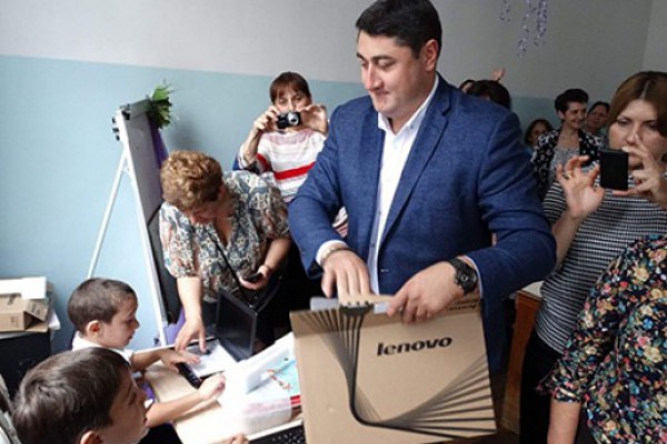 ოზურგეთის სოფლების: შემოქმედისა და მერიის საჯარო სკოლებს 1 000 ლარიანი სიგელები გადასცეს