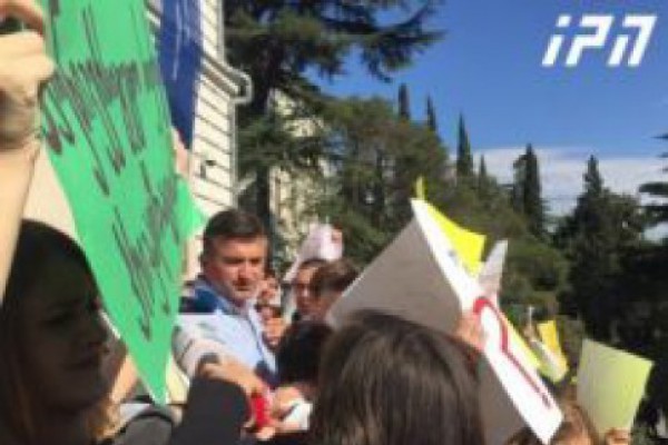 „აუდიტორია 115“-ის წევრი ფინანსთა მინისტრს - ბატონო ნოდარ, თქვენ რომ უნივერსიტეტიდან გაგიშვეს, ჩვენ დაგეხმარეთ, ახალა თქვენ დაგვიდექით გვერდში