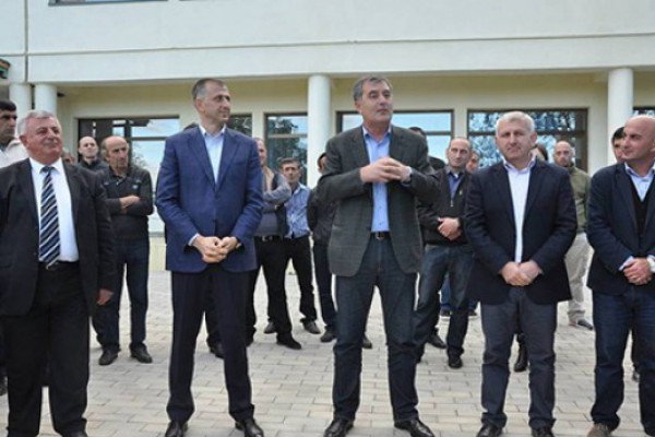 ზურაბ პატარაძე, სოზარ სუბარი და გოდერძი ჩანქსელიანი სოფელ სამღერეთში მცხოვრებ აჭარიდან ჩასახლებულებს შეხვდნენ