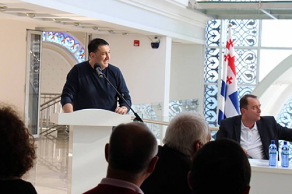 მაჟორიტარი დეპუტატობის კანდიდატებმა ბათუმში შეხვედრა გამართეს