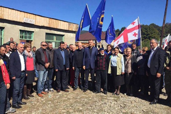 ზურაბ პატარაძე და გიორგი კოპაძე მოხის მოსახლეობას შეხვდნენ.