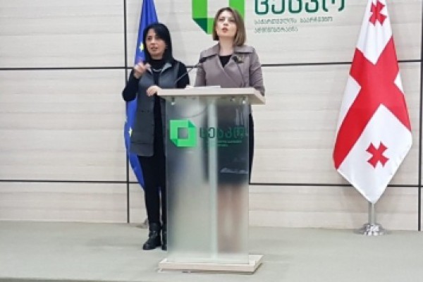 ცესკო მარნეულის 48-ე საარჩევნო უბანზე კენჭისყრის შენობაში მყოფ პირებს თხოვნით მიმართავს