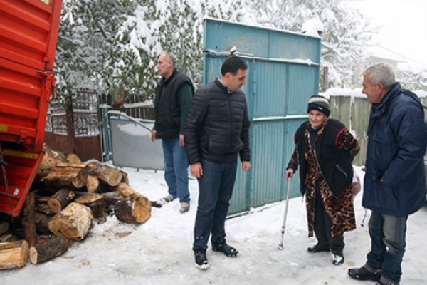 კოჯორსა და კიკეთში მოსახლეობისთვის შეშის დარიგება გრძელდება