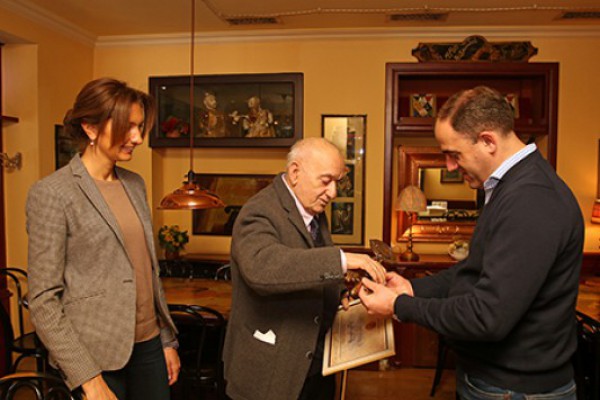 დავით ნარმანიამ რევაზ გაბრიაძეს „თბილისის საპატიო მოქალაქის“ სიგელი გადასცა