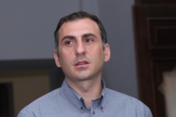 როგორც ჩანს, ციდან ალადინი ჩამოფრინდა და ორთაჭალის სკვერი რომ დაინახა, გული აუჩუყდა