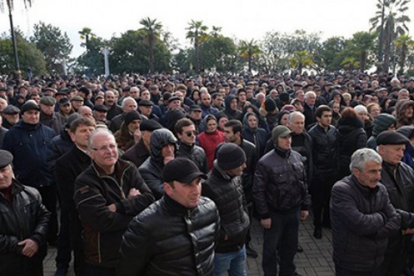 სოხუმის ცენტრში შეკრებილი დემონსტრანტები აცხადებენ, რომ რაულ ხაჯიმბას გადადგომამდე არ დაიშლებიან