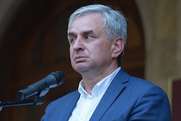 ოკუპირებული აფხაზეთის დეფაქტო პრეზიდენტი რაულ ხაჯიმბა გადადგომაზე უარს აცხადებს