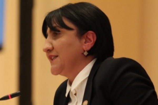 გეყოთ ვაჟკაცობა და ღიად უთხარით მოსახლეობას, რომ ლარი ავა სამამდე, ან გადადექით