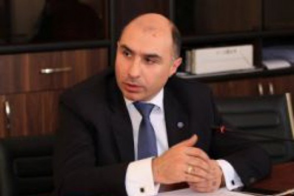 ოპოზიციის მოთხოვნას თედო კობახიძისთვის უფლებამოსილების დროებით შეჩერების შესახებ, კამათი მოჰყვა