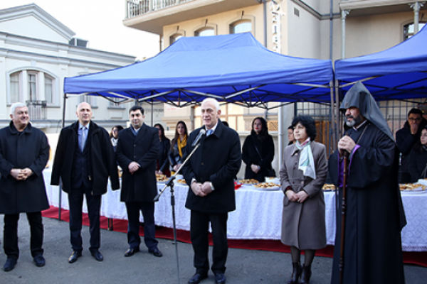 გიორგი ალიბეგაშვილმა სომხეთის სამოციქულო ეკლესიის მრევლს შობის დღესასწაული მიულოცა