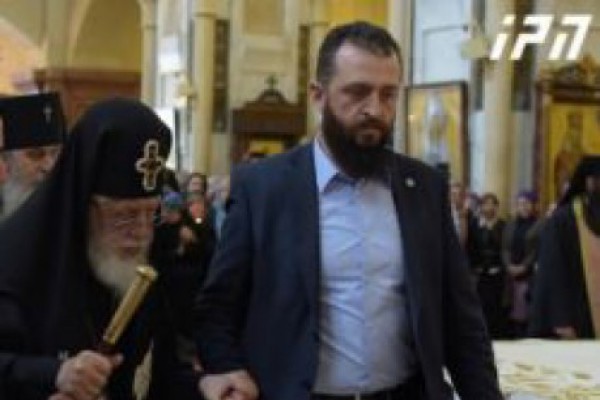 პატრიარქის დაცვის უფროსი სასულიერო პირების მხრიდან ილია მეორის დაცვის სამსახურის მიმართ უკმაყოფილებას უსაფრთხოების ზომების გაძლიერებას უკავშირებს