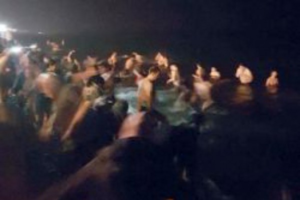 ბათუმში ნათლისღების დღესასწაული მორწმუნეებმა ტრადიციულად ზღვაში შესვლით აღნიშნეს