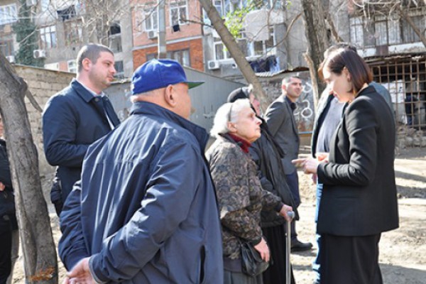 ნინო გოგუაძემ საბურთალოს რაიონში მიმდინარე სარემონტო-სარეაბილიტაციო სამუშაოები მოინახულა