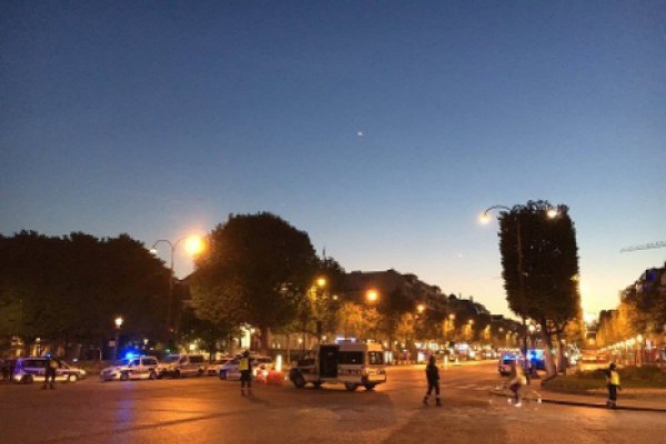 პარიზში, შანზ-ელიზეზე სროლების შედეგად ერთი პოლიციელი დაიღუპა, ერთი კი დაიჭრა