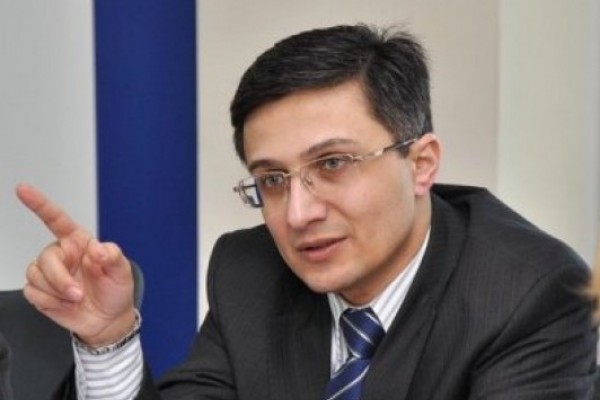 ირაკლი კობახიძემ საკონსტიტუციო კომისიის შემადგენლობა საბოლოო კენჭისყრის შედეგების შთამბეჭდავად წარმოსაჩენად შეცვალა
