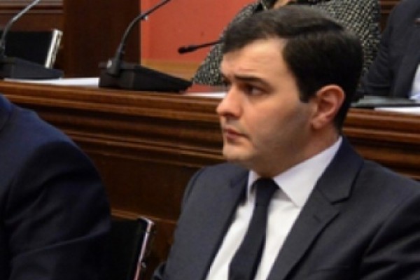 ჩვენ ვნახეთ როგორ ჩამოიხსნა სახალხო დამცველმა ნიღაბი, ბატონო უჩა, რელსებს აცდით