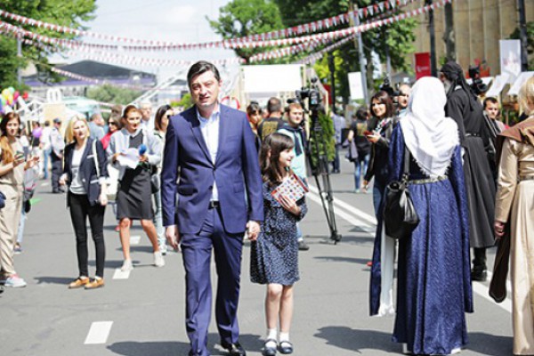 „ასეთ დღესასწაულებს ჩვენს ცხოვრებაში შემოაქვთ ის პოზიტიური ენერგია, რომელიც წარმატების საფუძველი უნდა გახდეს“