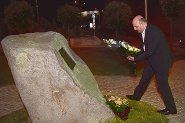 კრიზისების მართვის საბჭოს მდივანმა 13 ივნისს დაღუპულთა მემორიალი ყვავილებით შეამკო