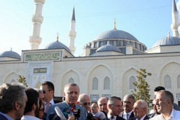 თურქეთის პრეზიდენტმა მეჩეთში გონება დაკარგა