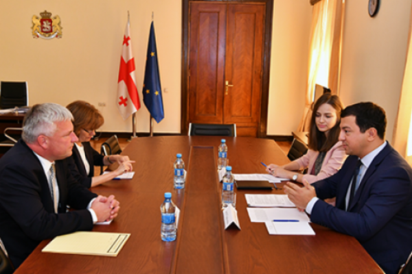 საპარლამენტო უმრავლესობის ლიდერი კნუტ აბრაჰამს შეხვდა