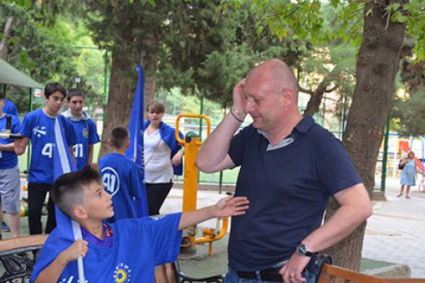 დავით უთმელიძე ბუდაპეშტის ქუჩის ამომრჩეველს შეხვდა