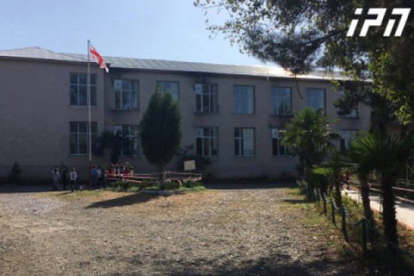 კახეთის სკოლაში ჰიჯაბით არ შეშვების გამო მოსწავლის მშობლები დირექტორს უჩივიან