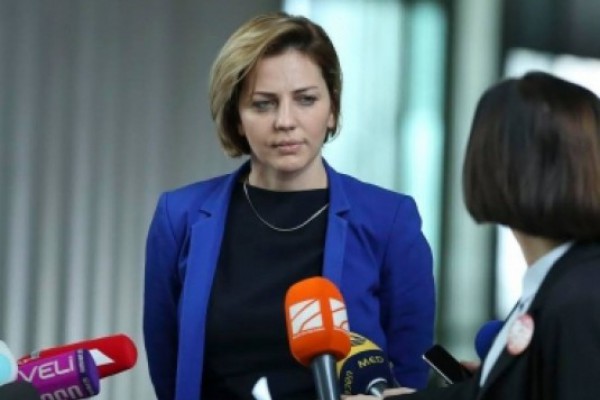 დოკუმენტი, რომელიც საუკუნეებს უნდა უძლებდეს, ვერ უძლებს საათებს, მიღებიდან რამდენიმე საათში გვთხოვენ შევცვალოთ საკონსტიტუციო ცვლილებები