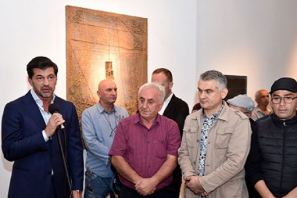 კახა კალაძე ვეტერანებს და აფხაზეთიდან დევნილ მხატვრებს შეხვდა