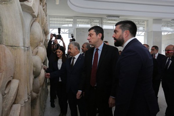 გიორგი გახარია თურქ და აზერბაიჯანელ სტუმრებთან ერთად მარაბდა-კარწახის მონაკვეთის ინსპექტირებას ახორციელებს