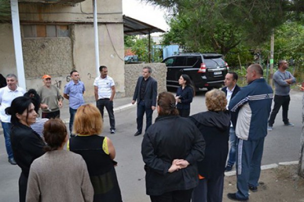 ლევან დავითაშვილი ვარკეთილისა და ვაზისუბნის რაიონებში მცხოვრებ დევნილ მოსახლეობას შეხვდა