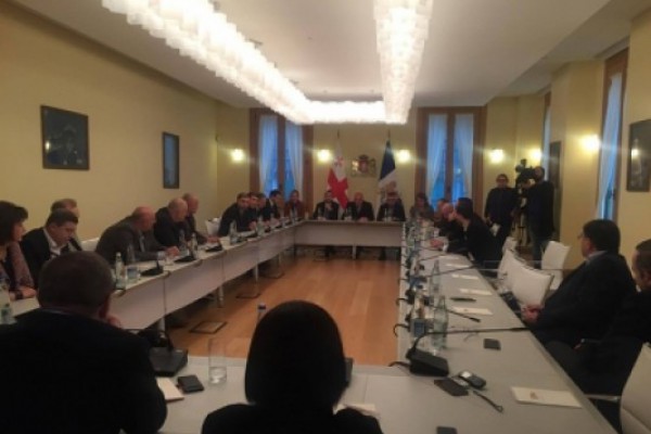 პრეზიდენტი პარლამენტის თავმჯდომარის შეთავაზებაზე ოპოზიციური პარტიების წარმომადგენლებს ხვდება