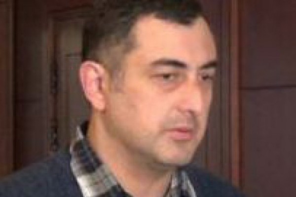 “ევროპული საქართველოს” ერთ-ერთ ლიდერს სერგო რატიანსა და საკრებულოს უსაფრთხოების სამსახურის წარმომადგენლებს შორის მცირე სიტყვიერი დაპირისპირება მოხდა.