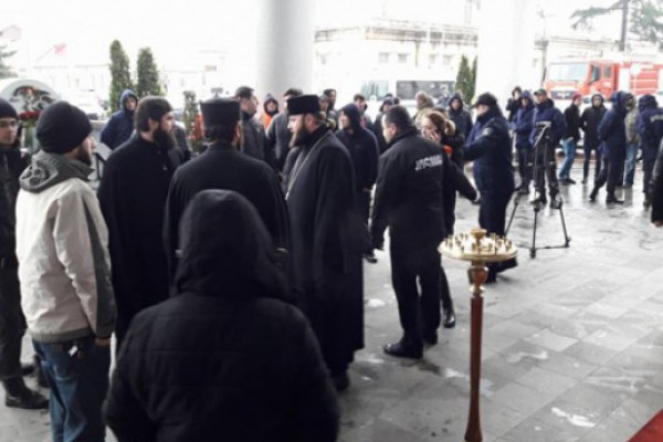 ბათუმში, სასტუმრო „ლეოგრანდთან“ სასულიერო პირები მივიდნენ