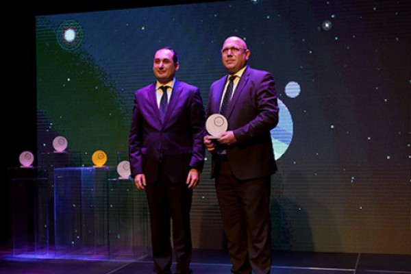 დიმიტრი ქუმსიშვილმა ნომინაციაში „წლის ქართული პროდუქტი“ გამარჯვებულს პრიზი გადასცა