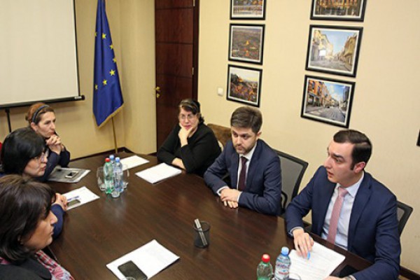 თბილისის მერიაში გაბრიელ სალოსის გამზირზე ჩატარებული სპეცოპერაციის დროს დაზარალებულ მოსახლეობასთან შეხვედრა გაიმართა