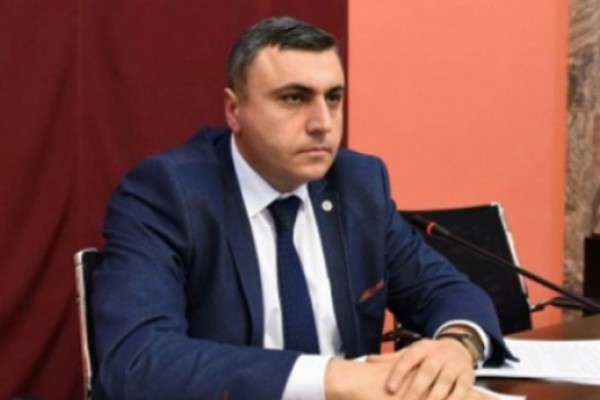 პრეზიდენტი, როგორც ოპოზიციონერი ლიდერი ისე ევლინება ქვეყანას, რაც აბსოლუტურად მიუღებელია
