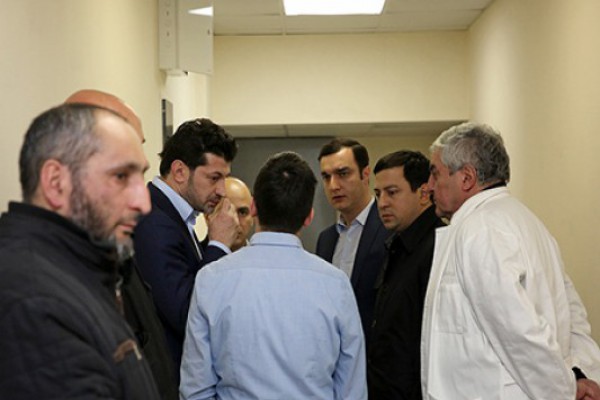 თბილისის მერმა ბარათაშვილის ქუჩაზე მომხდარი ინციდენტის შედეგად დაშავებული მოზარდები მოინახულა
