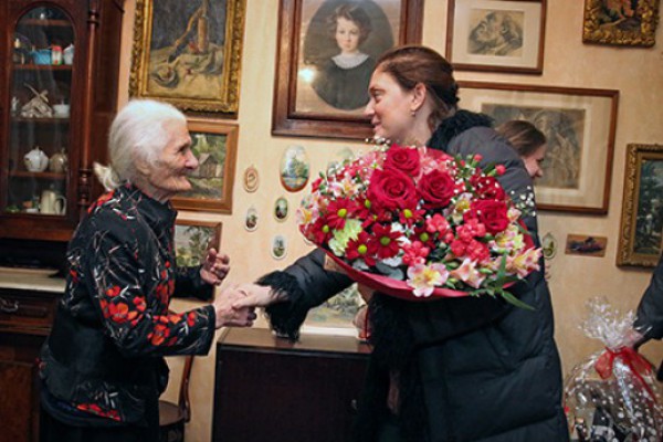 მერის მოადგილემ სოფიო ხუნწარიამ 100 წლის მხატვარს იუბილე მიულოცა