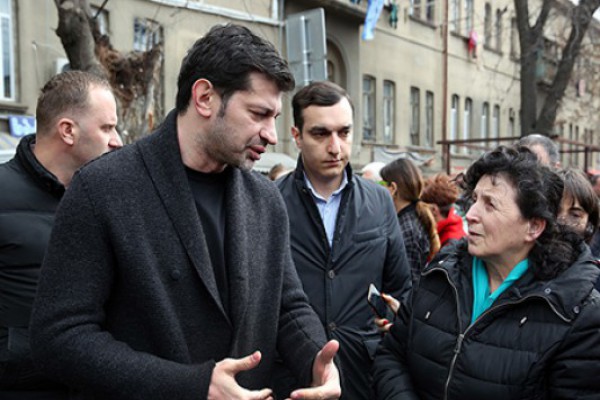 თბილისის მერი სავაჭრო ცენტრ „ქალაქის გულის“ ადმინისტრაციასა და ხანძრის შედეგად დაზარალებულ მოვაჭრეებს შეხვდა