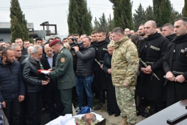 არჩილ ტატუნაშვილი მუხათგვერდის ძმათა სასაფლაოზე სამხედრო პატივით დაკრძალეს
