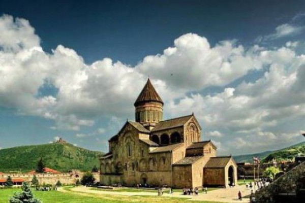 მღვდელმსახურები დღეს მცხეთას აკურთხებენ
