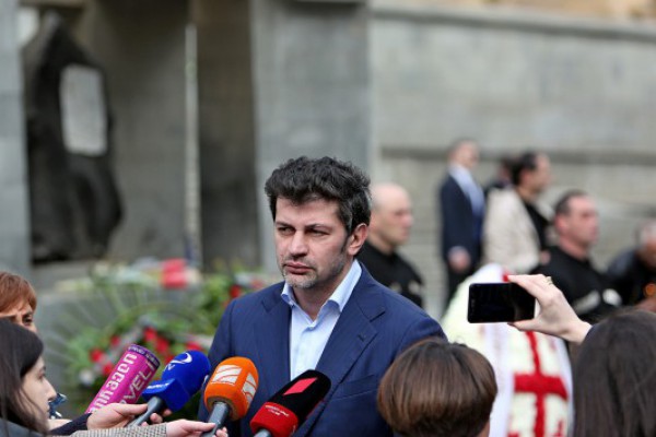 თბილისის მერმა კახა კალაძემ 9 აპრილის მემორიალი გვირგვინით შეამკო