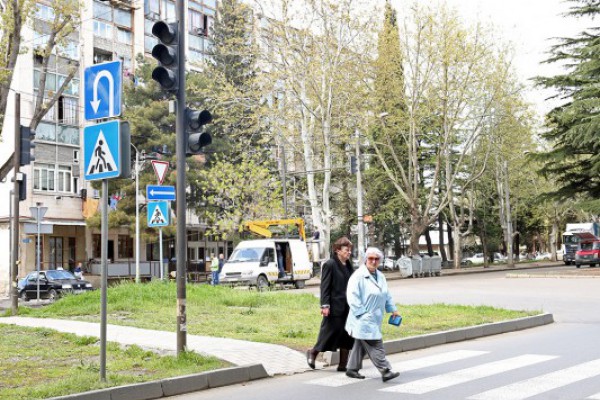 სარაჯიშვილის გამზირისა და ილორის ქუჩის გადაკვეთაზე შუქნიშანი დამონტაჟდა