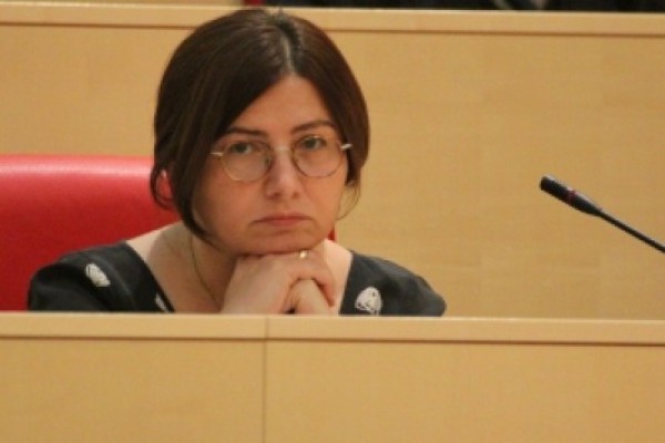 მოსახლეობამ უნდა იცოდეს, რაც მეტად უჭირთ დენის გადასახადის გადახდა, მით მეტად იზრდება სახელმწიფო ელექტროსისტემის მმართველთა საბჭოს თავმჯდომარის ხელფასი