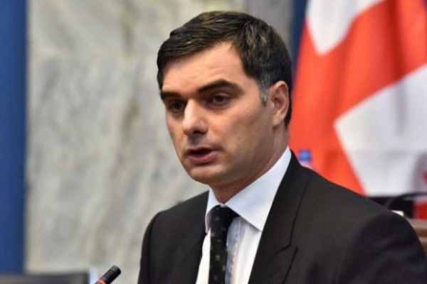 მინდა ხაზგასმით აღვნიშნო, რომ მიმდინარე ეტაპზე საქართველოსთან უვიზო რეჟიმის შეჩერება ევროკავშირის დღის წესრიგში არ დგას