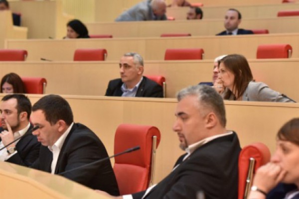 პარლამენტში მიმდინარე დებატები საპარლამენტო უმცირესობამაც დატოვა