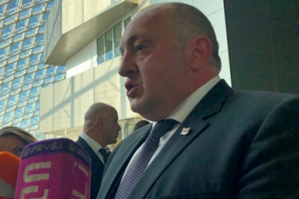 არც ერთი რეგლამენტით და პროცედურით არ არის გათვალისწინებული ის, რომ მე უნდა ვიჯდე დარბაზში