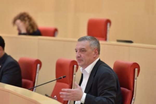 საერთაშორისო თანამეგობრობა გვიყურებს, როგორც ერთ მთელ ორგანიზმს, რომელიც ჯერ არ ჩამოყალიბებულა, როგორც სახელმწიფო და ამის ერთ–ერთი განმაპირობებელია პრეზიდენტის ინსტიტუტის მავნებლობა