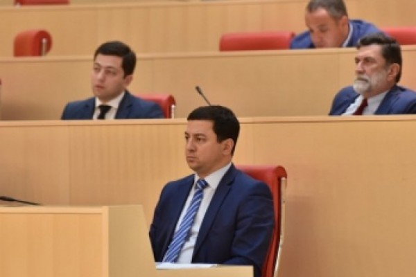 უმრავლესობა პრეზიდენტს სატელევიზიო დებატებს სთავაზობს